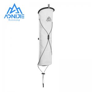 Aonijie e4418 nuevo diseño en blanco y negro de la bolsa de almacenamiento de montañismo, diseño de cuerda de bombeo para correr, fácil de endurecer la bolsa de alpinstock