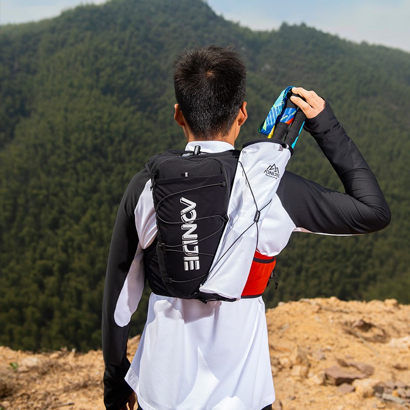 Aonijie e4418 nuevo diseño en blanco y negro de la bolsa de almacenamiento de montañismo, diseño de cuerda de bombeo para correr, fácil de endurecer la bolsa de alpinstock